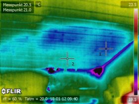 Wärmebild zeigt Nässe im Dach (von unten).jpg